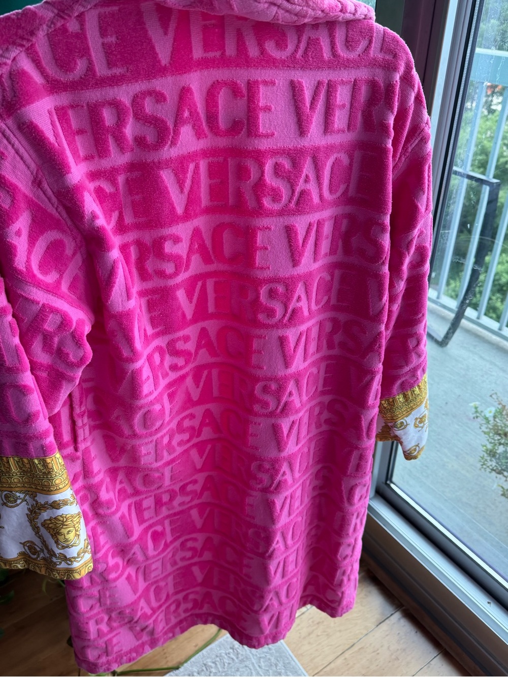 Versace Hot Pink Plush Logo Robe with Gold Baroque Accents - Picture 12 of 12